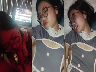 em-sinh-vien-kinh-can-dam-mac-quan-xe-day-de-anh-choi